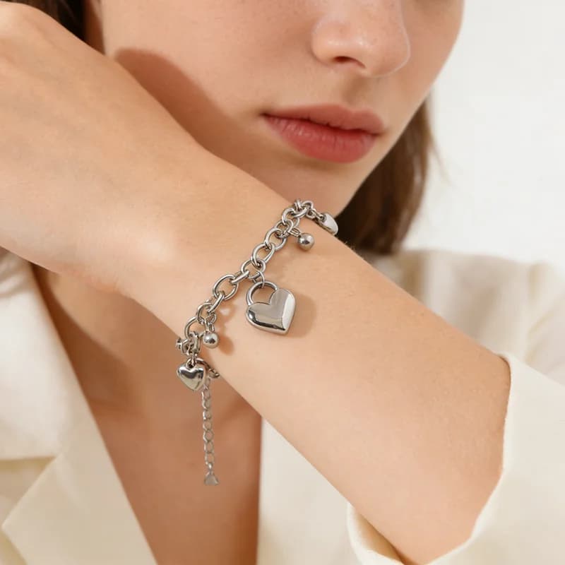 Vòng tay cứng hạt charm trái tim màu bạc